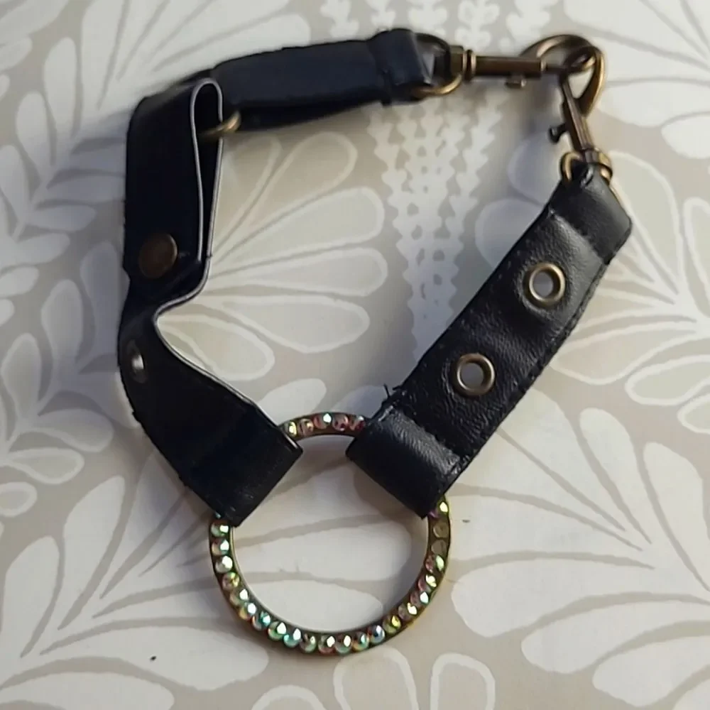 Single loop rhinestone choker